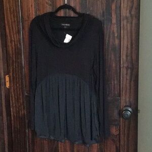 A pea in the pod black maternity shirt. Size L. NWT